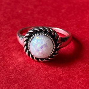 WHITE SIMULATED OPAL VTG STYLE RING SILVER SIZE 7
